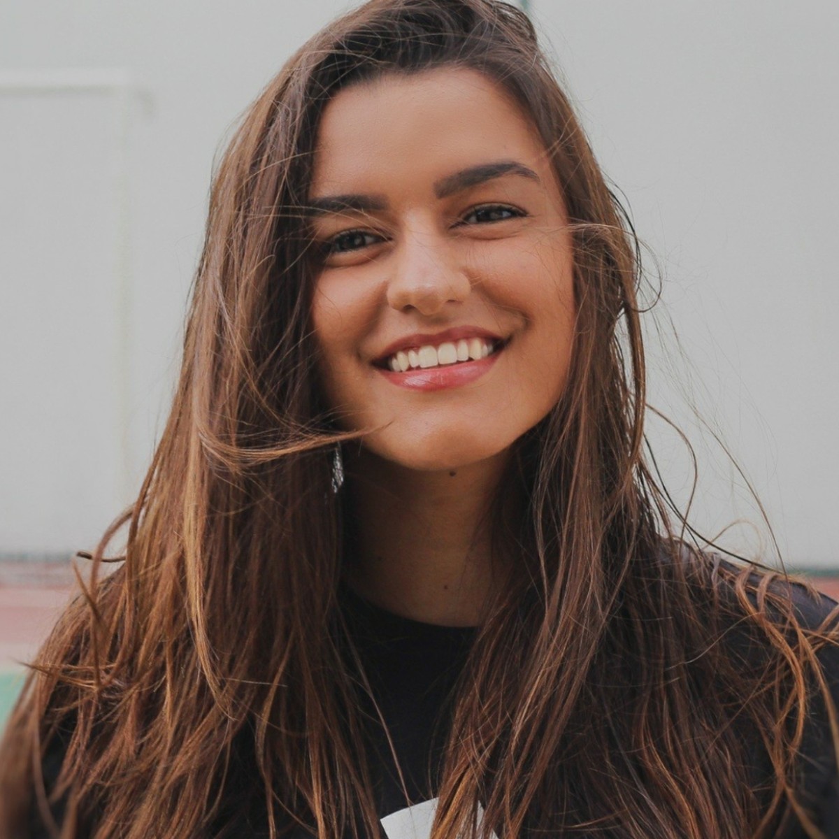 El viaje de Rose Knowles: Una sonrisa perfecta con carillas dentales en Colombia